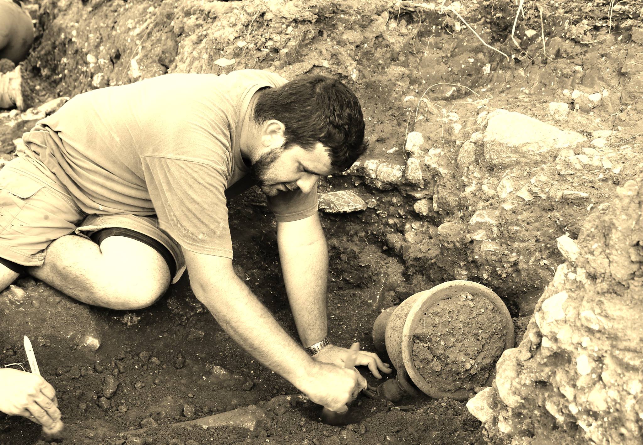 Pedro Corredor, arqueólogo profesional, en trabajo de campo
